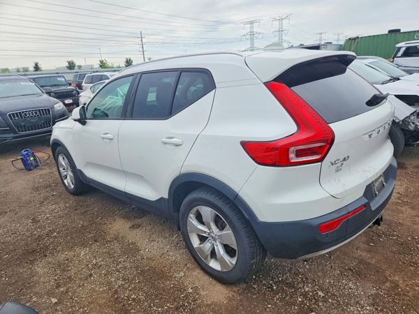 2020 VOLVO XC40 Momentum