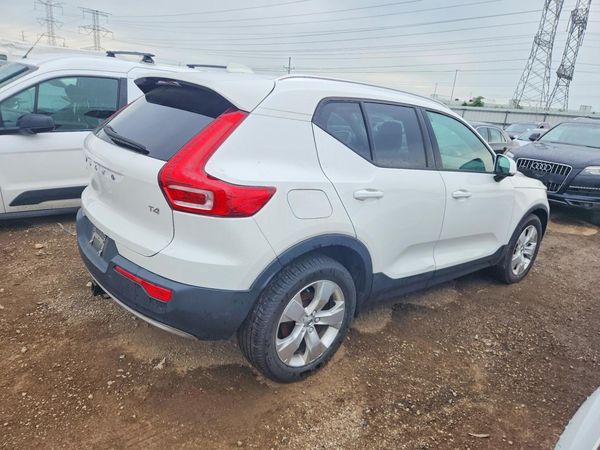 2020 VOLVO XC40 Momentum