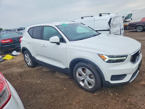 2020 VOLVO XC40 Momentum