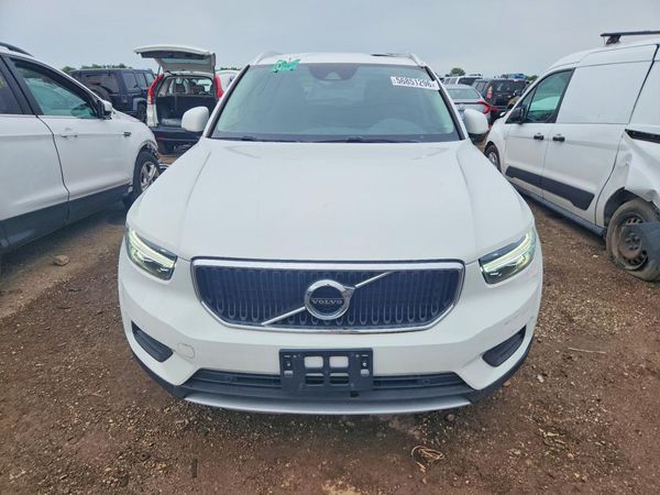 2020 VOLVO XC40 Momentum
