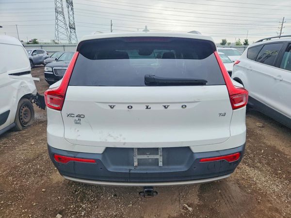 2020 VOLVO XC40 Momentum