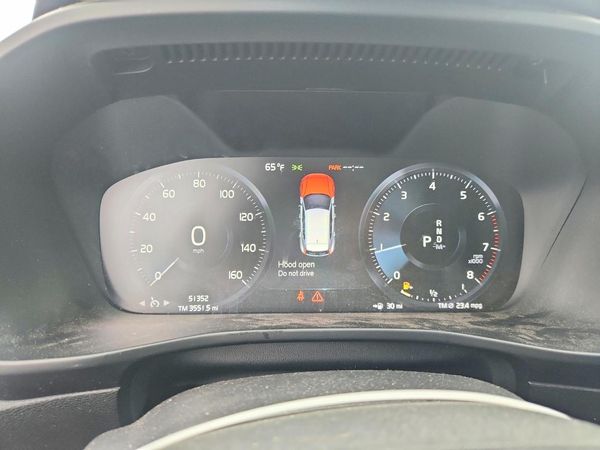 2020 VOLVO XC40 Momentum
