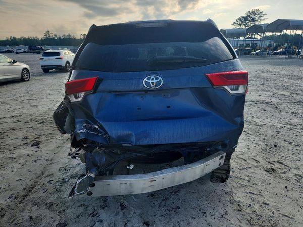 2017 TOYOTA HIGHLANDER LE