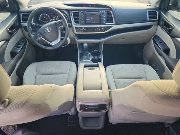 2017 TOYOTA HIGHLANDER LE
