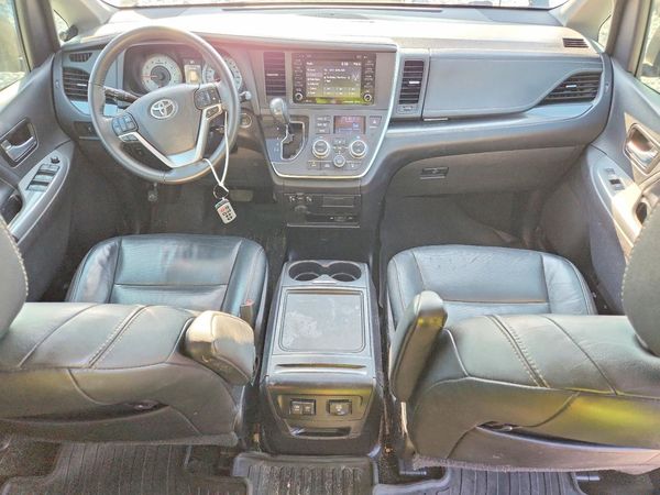2018 TOYOTA SIENNA SE/SE Premium
