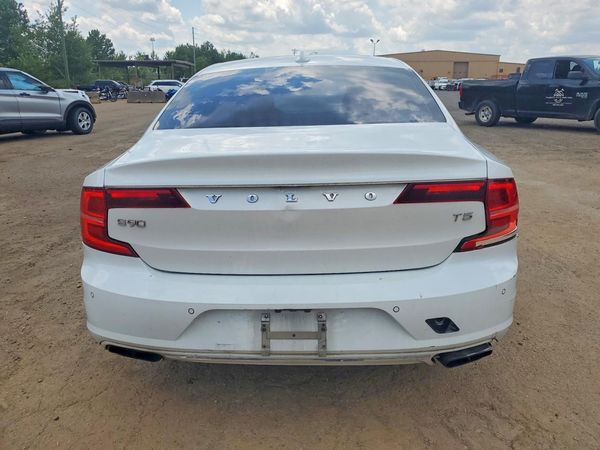 2018 VOLVO S90 Momentum