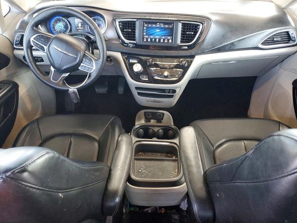 2020 CHRYSLER VOYAGER