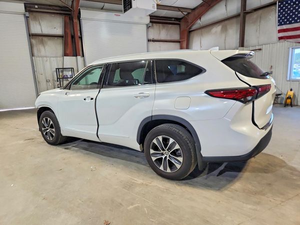 2022 TOYOTA HIGHLANDER XLE
