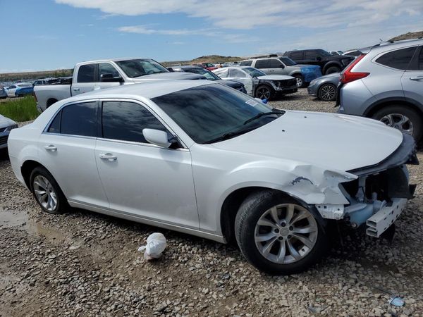 2015 CHRYSLER 300 Limited — Passenger 3/4