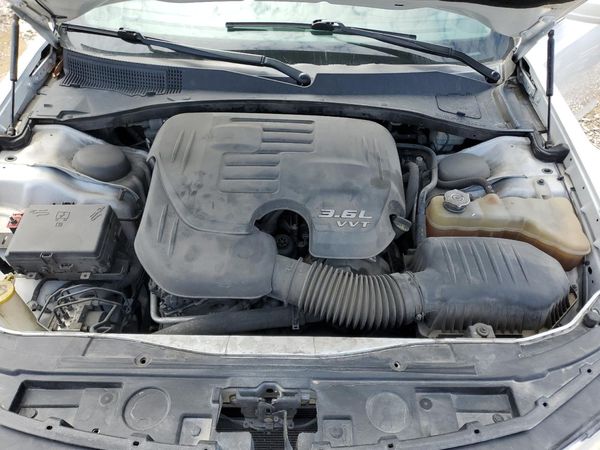 2015 CHRYSLER 300 Limited — Engine bay