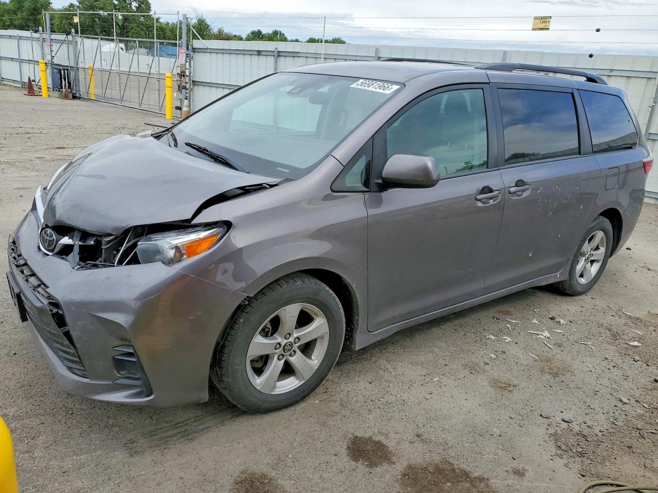 2018 TOYOTA SIENNA LE