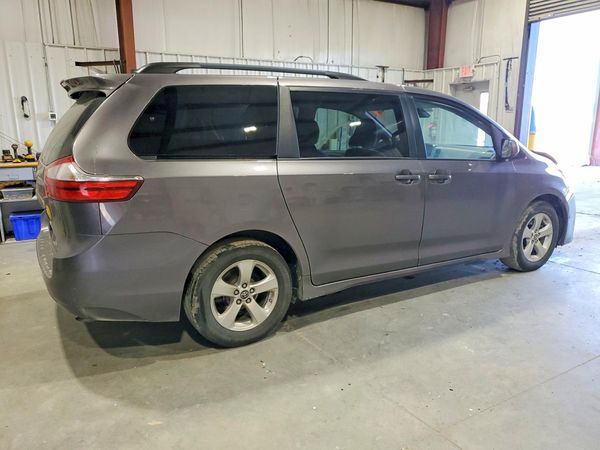 2018 TOYOTA SIENNA LE