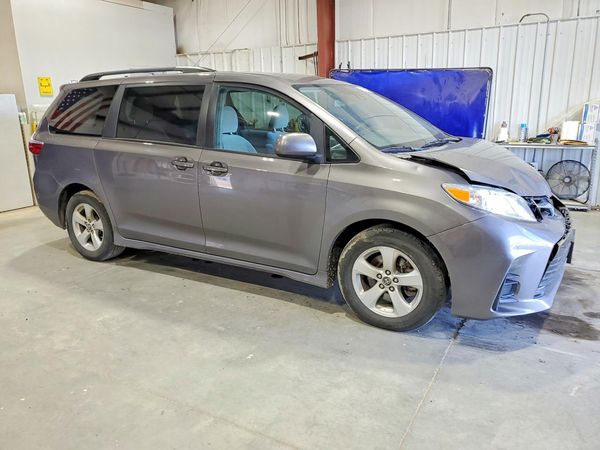 2018 TOYOTA SIENNA LE