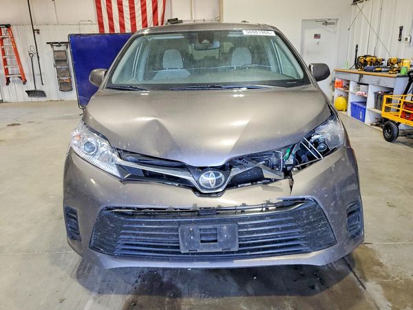 2018 TOYOTA SIENNA LE