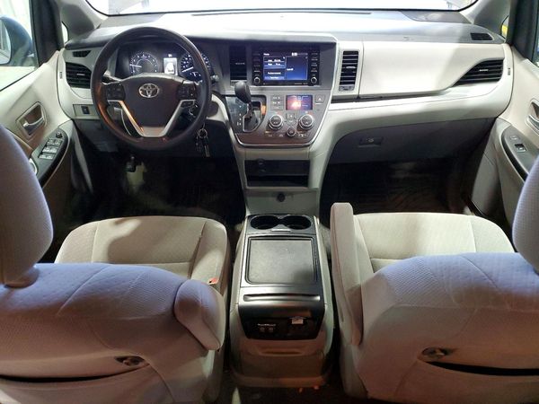 2018 TOYOTA SIENNA LE