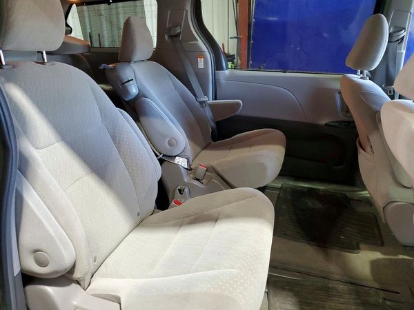 2018 TOYOTA SIENNA LE