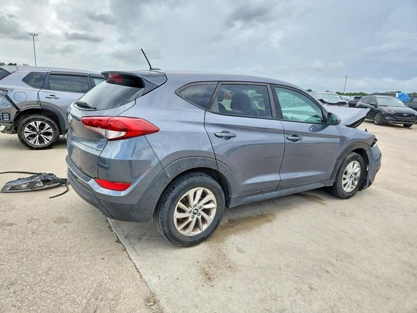 2017 HYUNDAI TUCSON SE (no options)