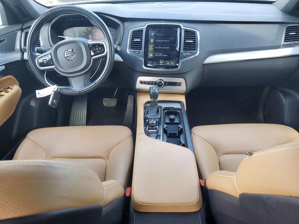 2018 VOLVO XC90 Momentum