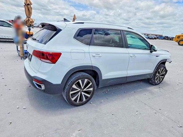 2023 VOLKSWAGEN TAOS SE w/Sunroof Pkg.