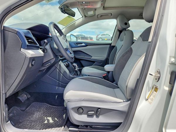 2023 VOLKSWAGEN TAOS SE w/Sunroof Pkg.