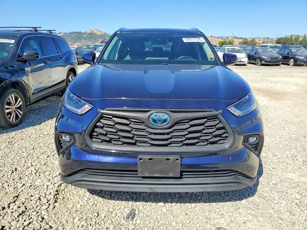 2021 TOYOTA HIGHLANDER XLE Nav