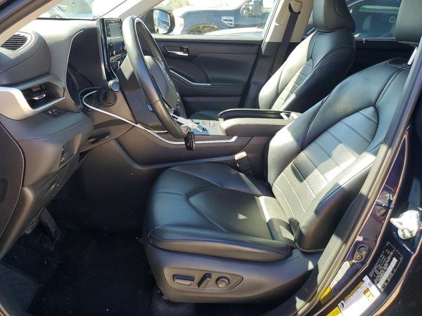 2021 TOYOTA HIGHLANDER XLE Nav