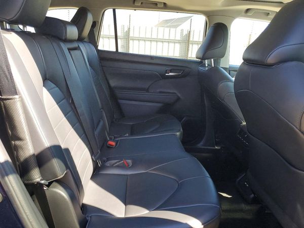 2021 TOYOTA HIGHLANDER XLE Nav