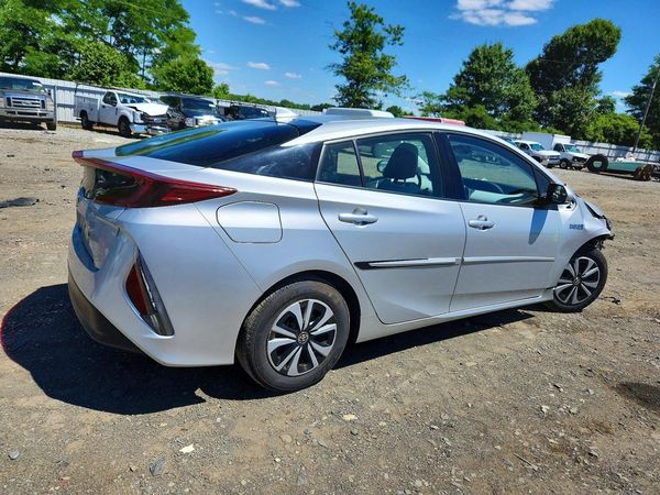 2018 TOYOTA PRIUS Plus/Premium/Advanced