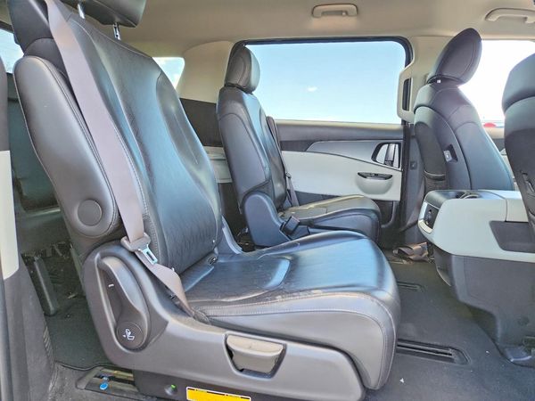 2022 KIA CARNIVAL LX, LX Seat Package