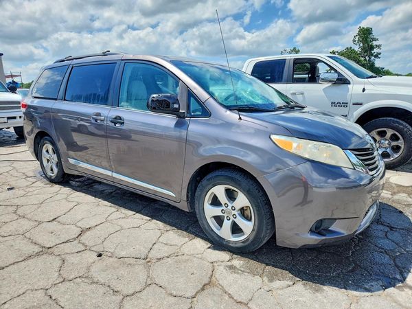2012 TOYOTA SIENNA