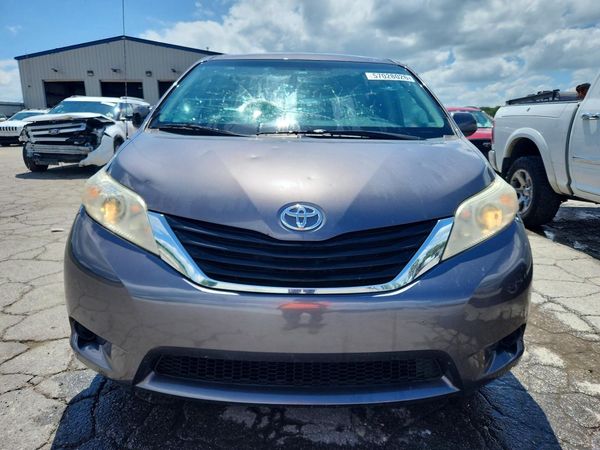 2012 TOYOTA SIENNA