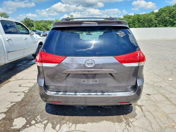 2012 TOYOTA SIENNA