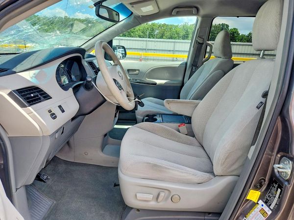 2012 TOYOTA SIENNA