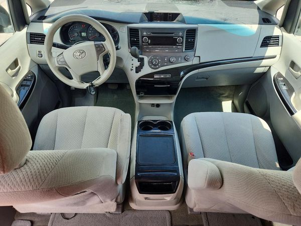 2012 TOYOTA SIENNA