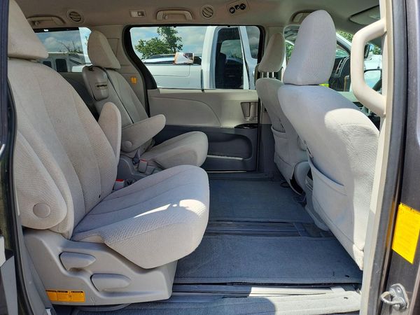 2012 TOYOTA SIENNA