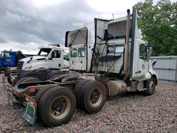 2024 VOLVO VNL