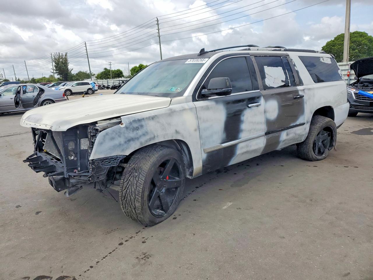 2016 CADILLAC ESCALADE ESV Luxury — Front 3/4