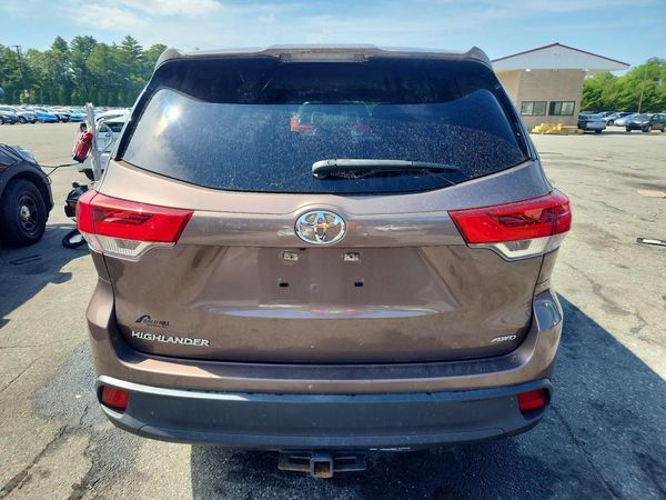 2017 TOYOTA HIGHLANDER LE/LE Plus