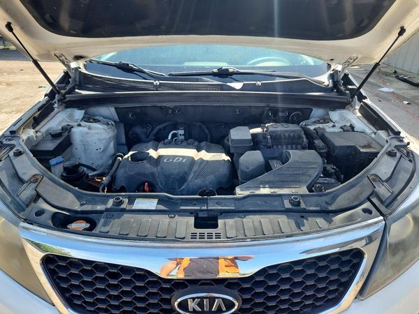 2012 KIA SORENTO GL(Middle-low grade) — Engine bay