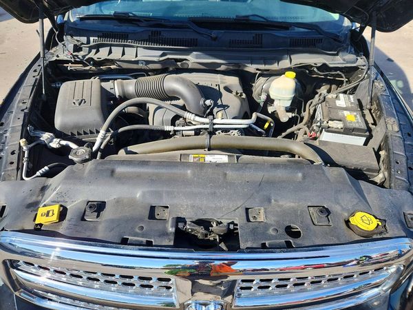 2014 RAM 1500 Laramie — Engine bay