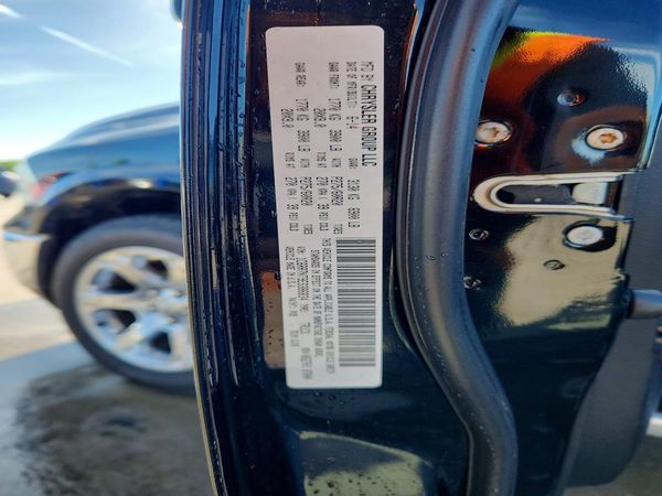 2014 RAM 1500 Laramie — VINS