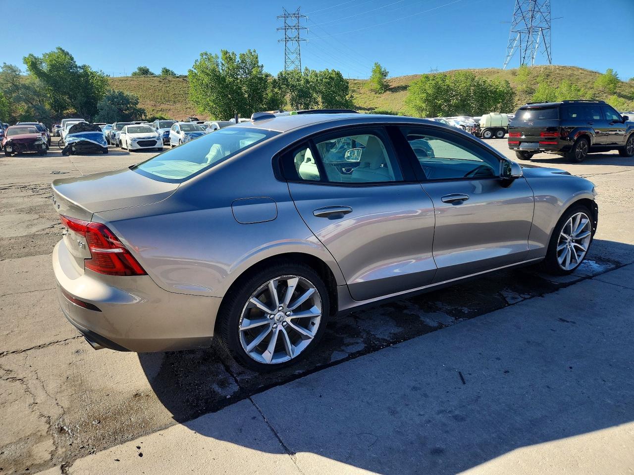 2021 VOLVO S60 Momentum
