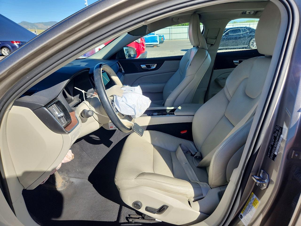 2021 VOLVO S60 Momentum