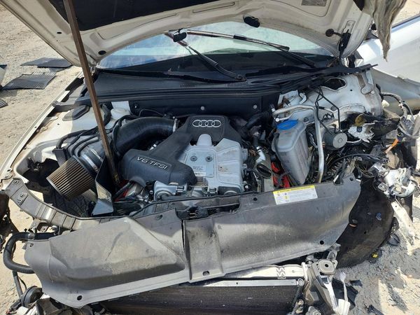 2012 AUDI S4/RS4 quattro Prestige — Engine bay