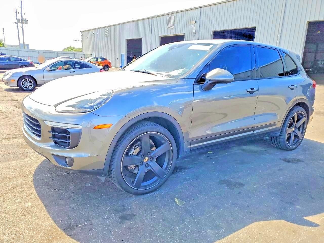 2015 PORSCHE CAYENNE