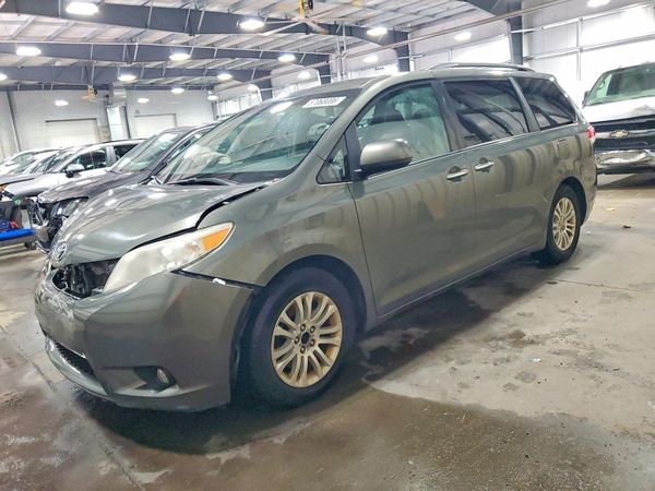 2012 TOYOTA SIENNA