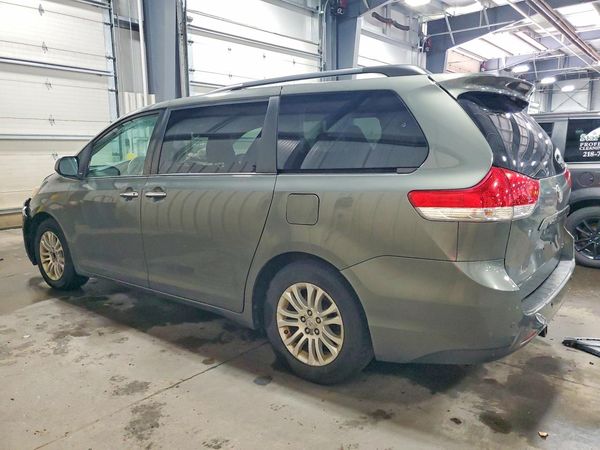 2012 TOYOTA SIENNA