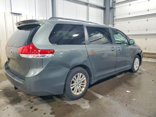 2012 TOYOTA SIENNA