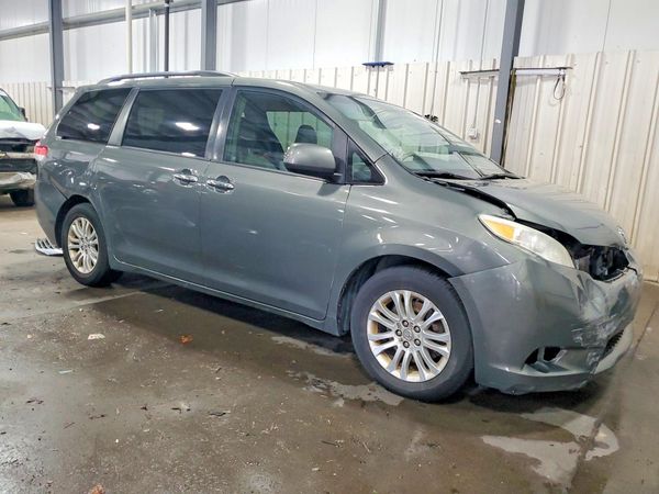 2012 TOYOTA SIENNA
