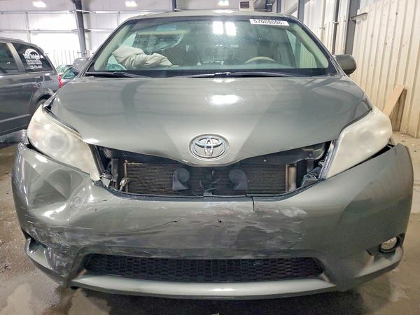 2012 TOYOTA SIENNA
